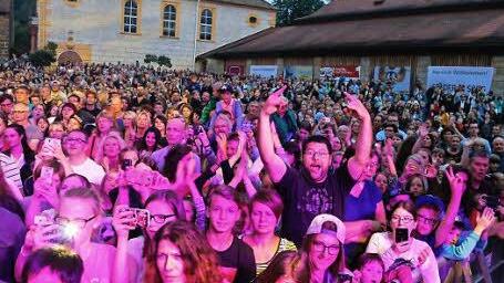 3200 Gäste im Schlosshof und darunter viele junge Fans, die sich in den ersten Reihe darauf freuten, ein Handyfoto von Mark Forster zu machen.