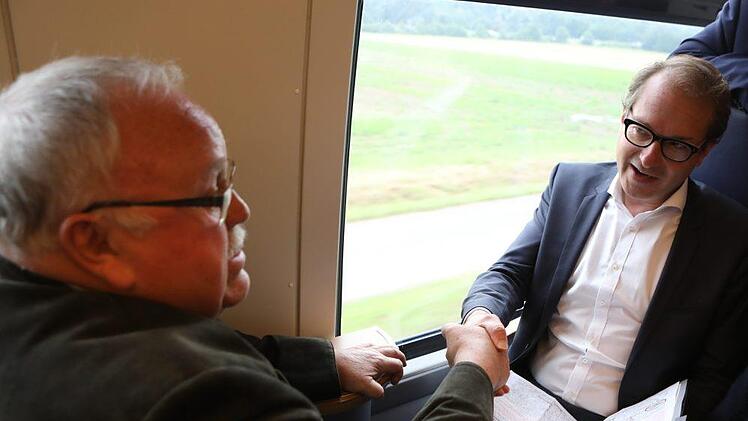 Franz Streit und Alexander Dobrindt beim Gespräch in der Bahn.Foto: Barbara Herbst