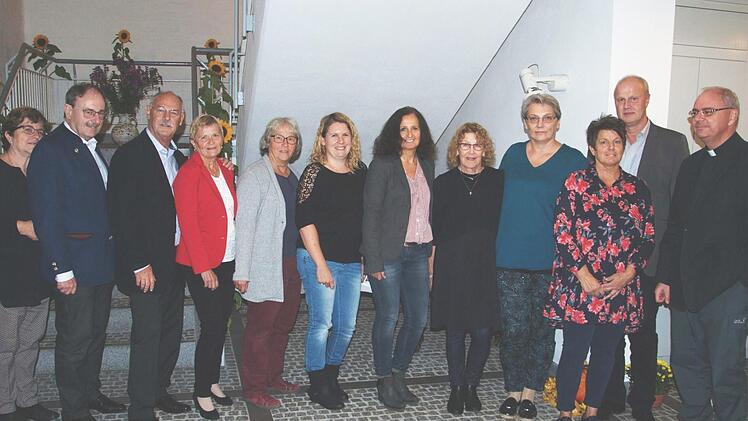 Bürgermeister Gerald Brehm (2.v.r.) ist stolz auf die ehrenamtlichen Helfer des Hospizvereins.  Foto: privat
