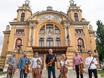 Peter Rosenberg (Mitte) und das von ihm für die Musiktage Ebern zusammengestellte "Rückert Ensemble" vor der Nationaloper in Klausenburg. Die sechs Rumänen werden vom 21. bis 23. September in den Haßbergen kammermusikalische Kostbarkeiten vorstellen.  Foto: Nico Cherciu