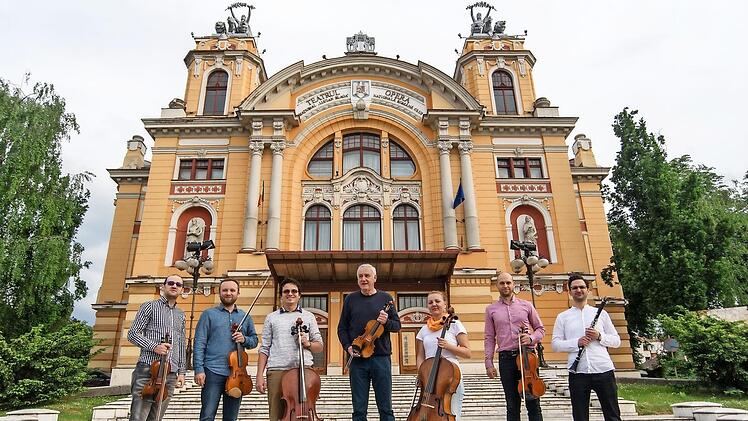 Peter Rosenberg (Mitte) und das von ihm für die Musiktage Ebern zusammengestellte "Rückert Ensemble" vor der Nationaloper in Klausenburg. Die sechs Rumänen werden vom 21. bis 23. September in den Haßbergen kammermusikalische Kostbarkeiten vorstellen.  Foto: Nico Cherciu