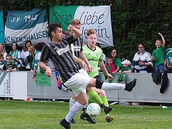 Viele Körperteile, wenig Kunst: Einen schweren Stand hatte Machtilshausens Stürmer Santo Schneider (hinten) gegen die aufmerksame Verteidigung des BSC Lauter um Stefan Edelmann (vorne). Foto: Jürgen Schmitt