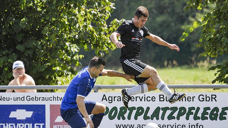 Oberhaids Alexander B&ouml;hm (blaues Trikot) stoppt den Sonnefelder Tobias Bayersdorfer. Mit 1:4 unterlag der TSV. Foto: Hagen Lehmann