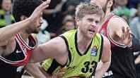 Evan Bruinsma setzt sich im Hinspiel (115:99) gegen die Gießener Jordan Barnett (links) und Matthew Tiby durch. Foto: Peter Mularczyk
