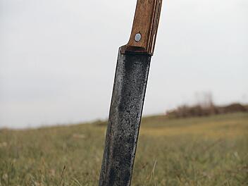 Der Betreuer des 39-Jährigen hatte gegen 16.30 Uhr die Einsatzzentrale der unterfränkischen Polizei verständigt und mitgeteilt, dass der Mann offenbar in einer psychischen Ausnahmesituation befindet, eine Machete bei sich in der Wohnung hat und Hilfe benötigt.