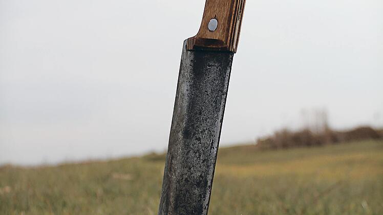 Der Betreuer des 39-J&auml;hrigen hatte gegen 16.30 Uhr die Einsatzzentrale der unterfr&auml;nkischen Polizei verst&auml;ndigt und mitgeteilt, dass der Mann offenbar in einer psychischen Ausnahmesituation befindet, eine Machete bei sich in der Wohnung hat und Hilfe ben&ouml;tigt.