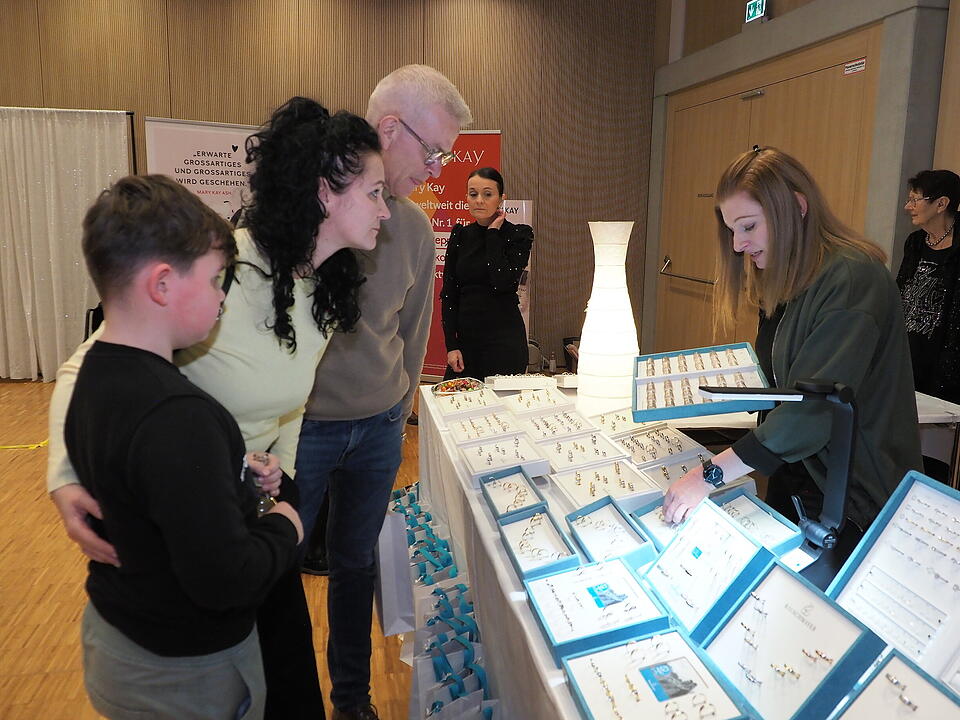 Inkl. Braut- und Festmodenschauen.