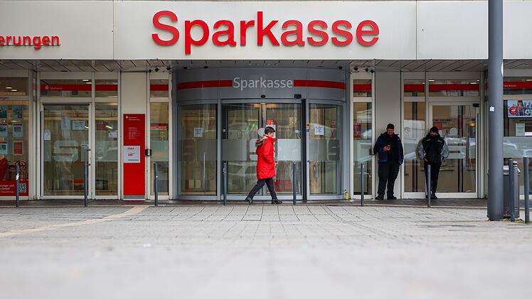 Sparkasse &ouml;ffnet wieder - Schlie&szlig;f&auml;cher weiterhin zu