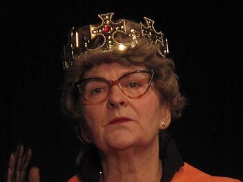 Die Queen (Helga Siebert) kommt nach Bad Staffelstein, um hier very amused Hof zu halten. Foto: Rolf Bechmann