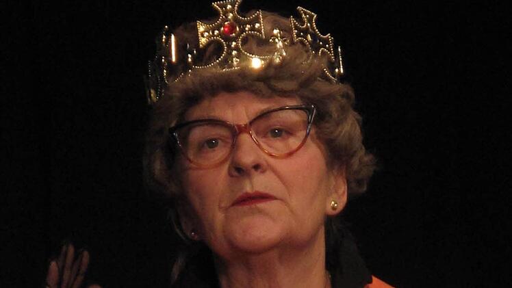 Die Queen (Helga Siebert) kommt nach Bad Staffelstein, um hier very amused Hof zu halten. Foto: Rolf Bechmann