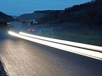 Autos ziehen in den Morgenstunden ihre Spuren auf der Kreisstraße 4. Foto: Arkadius Guzy