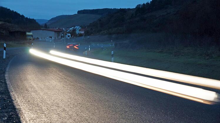 Autos ziehen in den Morgenstunden ihre Spuren auf der Kreisstraße 4. Foto: Arkadius Guzy