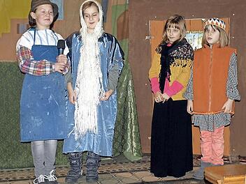 Josef (Marie Schneider, links) und Maria (Sophia Blüchel) fragen nach einem Quartier im Gasthof "zum guten Engel". Der Wirt (Alin Wilhelm, rechts) und die Wirtin (Alina Beierwaltes) haben keinen Platz.  Foto: Susanne Deuerling