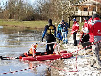 Auch die Eisrettungsschlitten aus Kunststoff sind schwimmfähig und überaus stabil.  Foto: kag