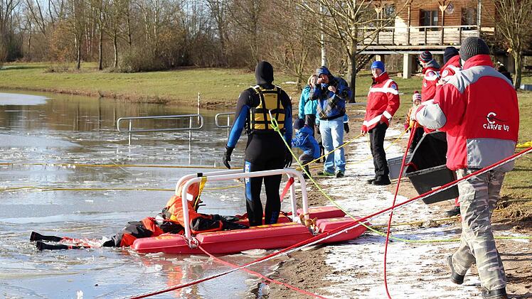 Auch die Eisrettungsschlitten aus Kunststoff sind schwimmfähig und überaus stabil.  Foto: kag