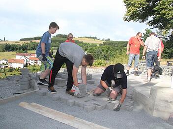 Die Firmlinge und viele freiwillige Helfer aus Wartenfels packen mit an: Die Traischelkapelle soll in neuem Glanz erstrahlen. Fotos: Sonja Adam