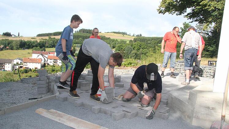 Die Firmlinge und viele freiwillige Helfer aus Wartenfels packen mit an: Die Traischelkapelle soll in neuem Glanz erstrahlen. Fotos: Sonja Adam