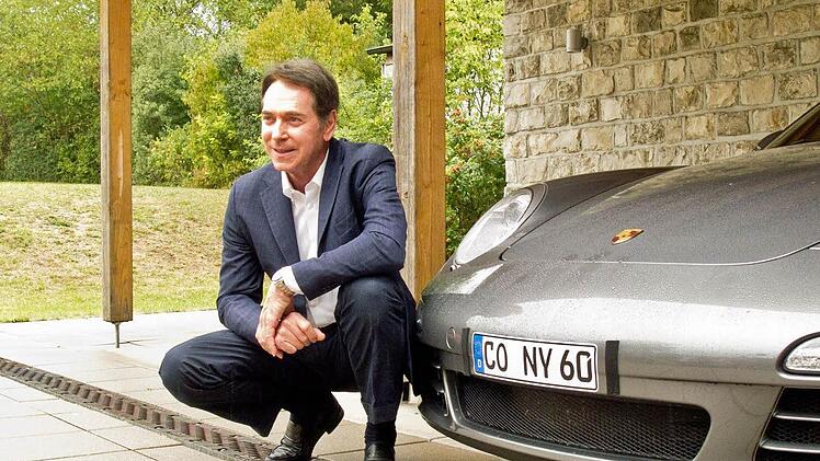 Schick, aber nicht erlaubt: Klebekennzeichen am Fahrzeug von Michael Stoschek.Foto: Jochen Berger