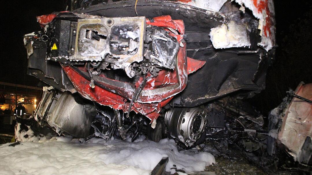 Personenzug rast in US-Militär-Schwertransporter