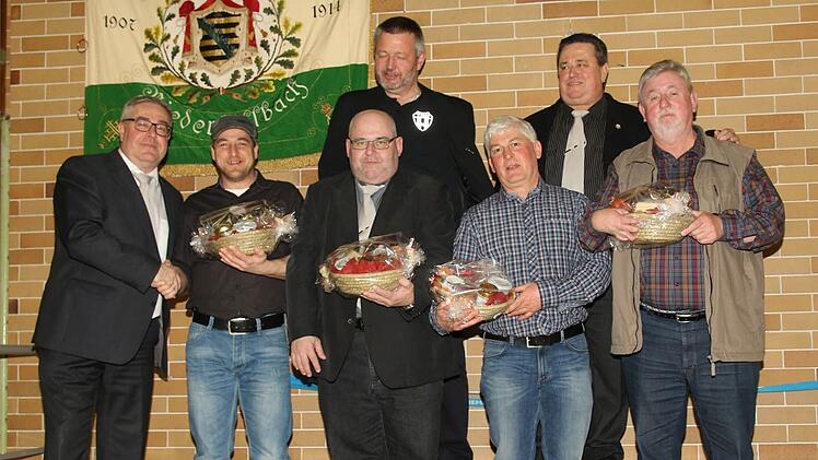 Die Vorsitzenden der TSG, Achim Brückner (links), Hartmut Großmann (Vierter von links) und Thomas Finzel (Sechster von links) überreichten den Vorstandspreis an (von links) Björn Döhler, Jochen Dürr, Stefan Pollach, Thomas Finzel und Roland Trapp. Foto: Michael Stelzner