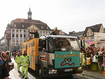 Beste Stimmung auf dem Coburger Marktplatz: Das Zugkommitee der Narrhalla an der Spitze des Gaudiwurms.Foto: Barbara Herbst