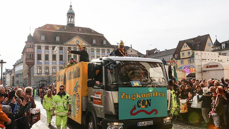 Beste Stimmung auf dem Coburger Marktplatz: Das Zugkommitee der Narrhalla an der Spitze des Gaudiwurms.Foto: Barbara Herbst