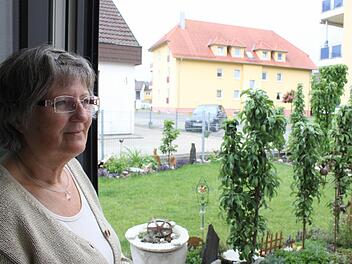 Rita Wittmann am Fenster ihrer Wohnung in Bad Staffelstein. Draußen ist die Belastung größer. Foto: Popp