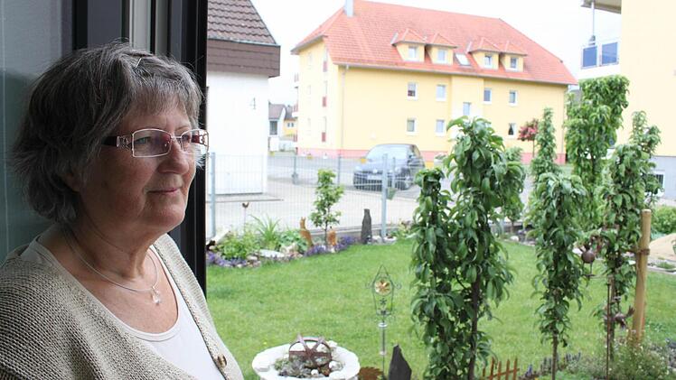 Rita Wittmann am Fenster ihrer Wohnung in Bad Staffelstein. Draußen ist die Belastung größer. Foto: Popp