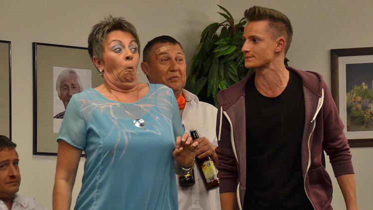 Streit haben nicht nur die Eheleute Lioba (Steffi Schlereth) und Egon (Frank Heckelmann) regelmäßig miteinander. Auch Sohn Florian, dargestellt von Pascal Pfülb, macht seinem Ärger Luft. Im Hintergrund ist Top-Model Dieter Hummel (Harals Wehner) zu sehen. Foto: Kathrin Kupka-Hahn