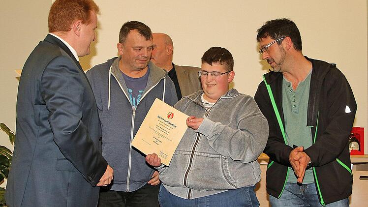 Die Herrenmannschaft im Tischtennis des TV Poppenlauer wurde 2016 Meister in der 1. Kreisliga Rhön. Bürgermeister Matthias Klement überreicht hier die Ehrennadel in Bronze und die Urkunde an den Spieler Marvin Hochrein.  Fotos: Dieter Britz