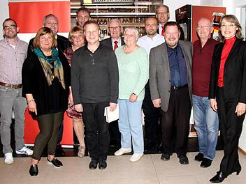 Der neu gewählte Ortsvorstand mit Bürgermeister German Hacker (4. v. r.) Foto: Richard Sänger