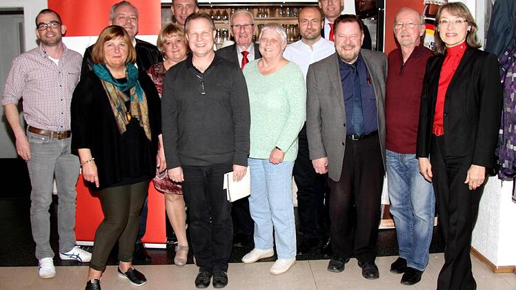 Der neu gewählte Ortsvorstand mit Bürgermeister German Hacker (4. v. r.) Foto: Richard Sänger