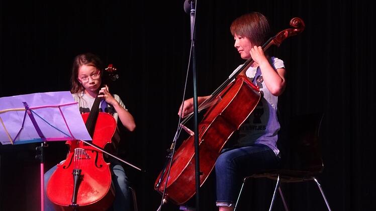 Wie die Mutter so die Tochter: Rose und Keiko von Stackelberg präsentieren "Lady Madonna" auf dem Cello.