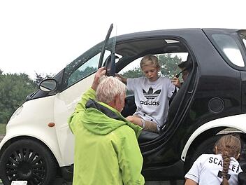Wie lang ein Bremsweg sein kann, konnten die Gymnasiasten gefahrlos ausprobieren. Fotos: Richard Sänger
