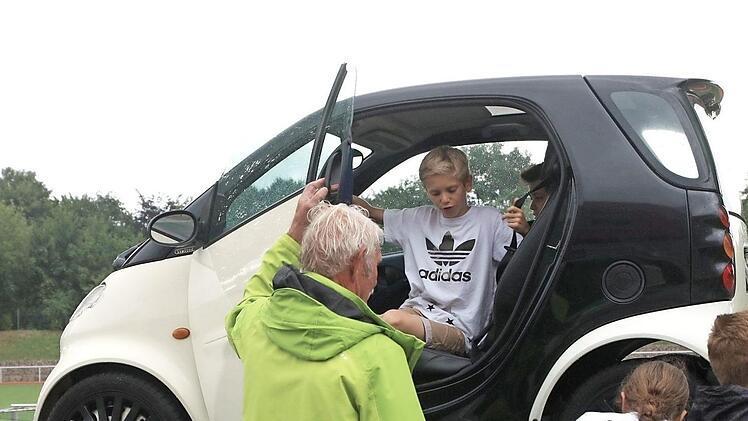 Wie lang ein Bremsweg sein kann, konnten die Gymnasiasten gefahrlos ausprobieren. Fotos: Richard Sänger