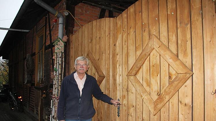 Manfred Schubert am Tanzsaal. In diesem wurde vor 70 Jahren der erste Gottesdienst gefeiert.