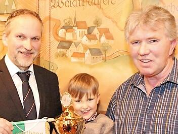 Jungz&uuml;chter Leonard Neder freut sich mit B&uuml;rgermeister Jochen Partheym&uuml;ller (l.) und seinem Gro&szlig;vater Hilmar Neder. Foto: R. Dietz