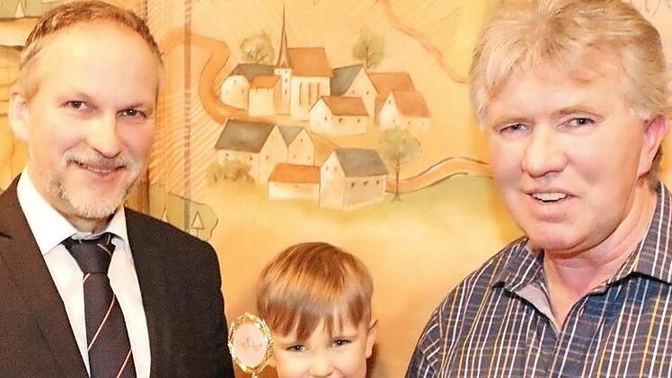 Jungz&uuml;chter Leonard Neder freut sich mit B&uuml;rgermeister Jochen Partheym&uuml;ller (l.) und seinem Gro&szlig;vater Hilmar Neder. Foto: R. Dietz