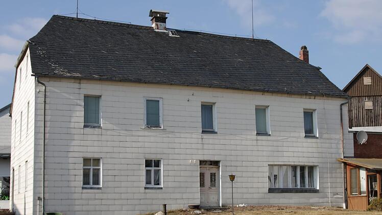 Das Gebäude an der Kulmbacher Straße 7 samt Nebengebäuden soll saniert und zu einem Begegnungszentrum Umgebaut werden.Klaus Klaschka