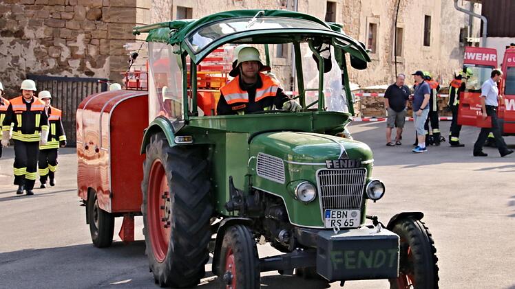 Die Feuerwehr Gleusdorf rückte mit Traktor und Spritzenwagen an.Helmut Will
