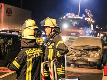 Zwei Autos und ein Lastwagen kollidieren auf A73