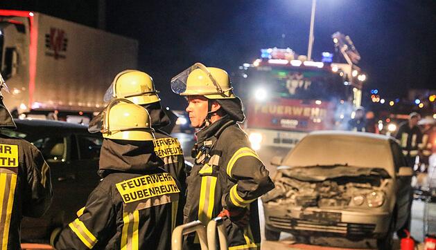 Zwei Autos und ein Lastwagen kollidieren auf A73