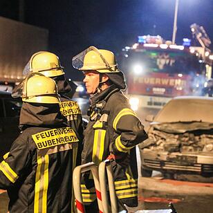 Zwei Autos und ein Lastwagen kollidieren auf A73