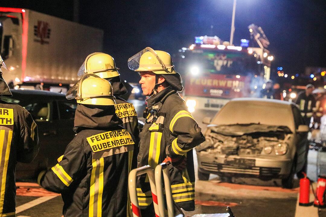 Zwei Autos und ein Lastwagen kollidieren auf A73