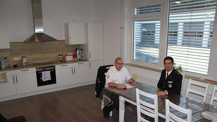 Hell und geräumig ist der neue Bereitschaftsraum. Thomas Weber, stellvertretender Leiter des Rettungsdienstes, und Kreisbereitschaftsleiter Alexander Kretz sitzen schon mal Probe. Foto: Ulrike Müller