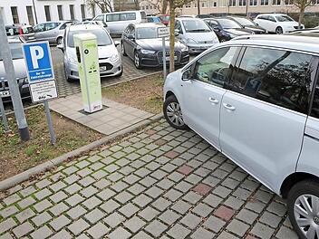 Nicht immer ist die Ladesäule am Schillerplatz so frei zugänglich. Foto: Barbara Herbst