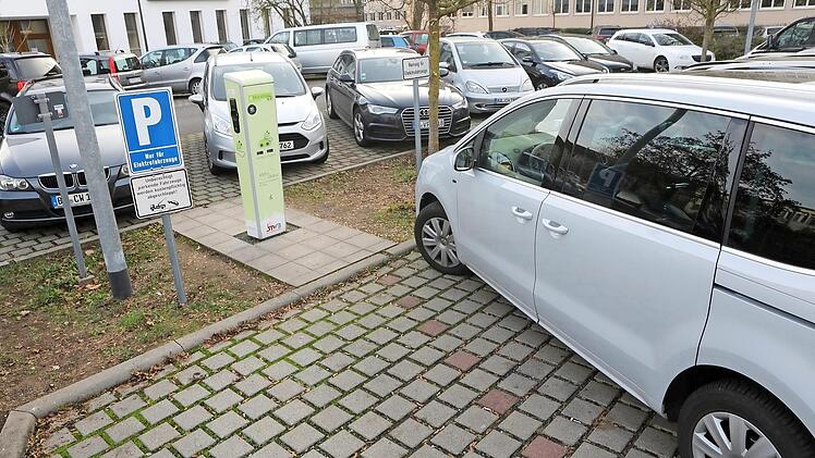 Nicht immer ist die Ladesäule am Schillerplatz so frei zugänglich. Foto: Barbara Herbst