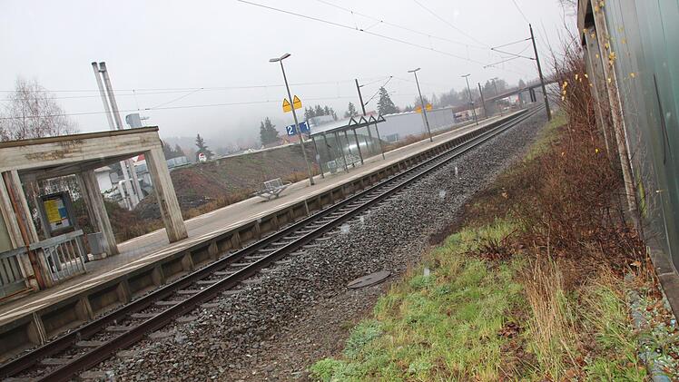 Blick auf die Gleise am Haltepunkt Stockheim. Foto: Andreas Schmitt