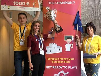 Josias Neumüller und Isabell Hirschmann vom MGFG holten den mit 1000 Euro dotierten dritten Preis beim "European Money Quiz" in Brüssel. Mit im Bild Oberstudienrätin Karin Zwing privat