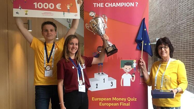 Josias Neumüller und Isabell Hirschmann vom MGFG holten den mit 1000 Euro dotierten dritten Preis beim "European Money Quiz" in Brüssel. Mit im Bild Oberstudienrätin Karin Zwing privat